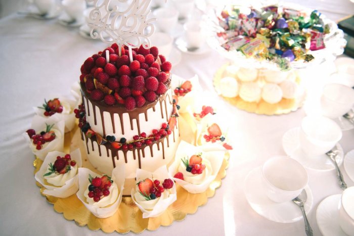 Свадебный торт с ягодами 2 яруса