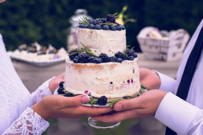 Двухъярусный торт с фруктами на свадьбу