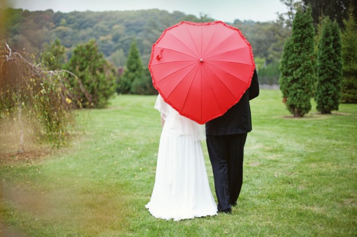 Зонт как элемент образа невесты