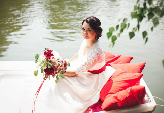 Невеста бросает букет в реку
