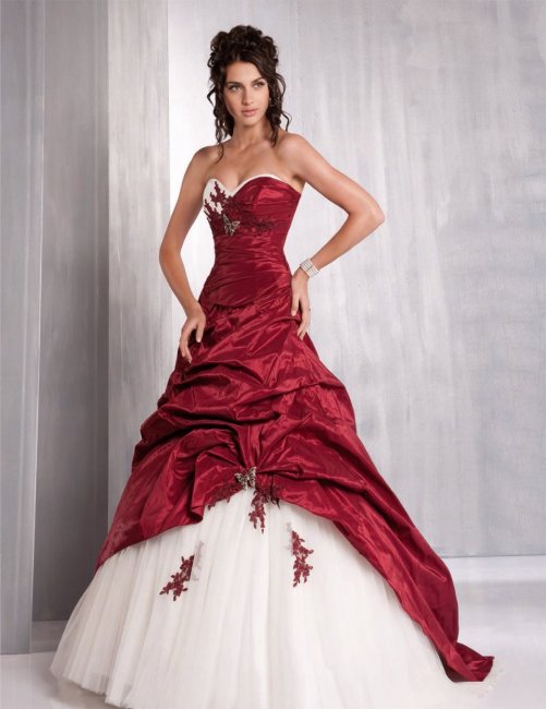 Свадебное платье с красным элементом