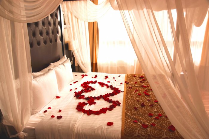 Кровать украшена цветами