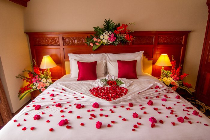 Кровать украшена цветами