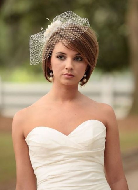 Свадебная прическа с вуалеткой на коротких волосах
