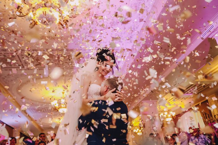 Взрыв шара с конфетти во время свадебного танца