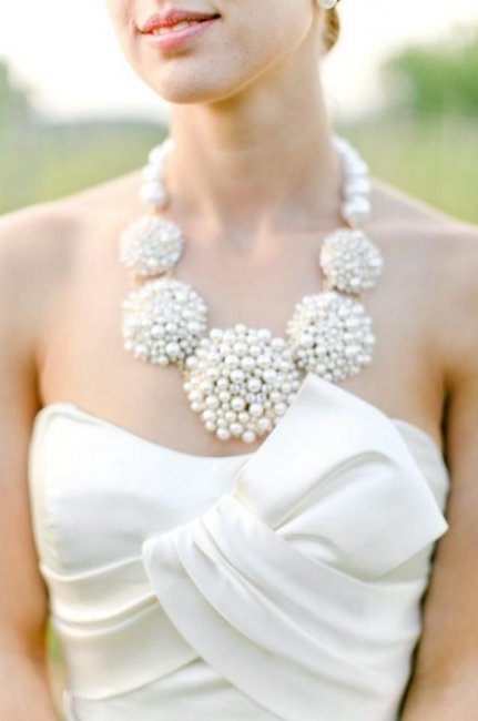 Массивное ожерелье под платье с открытыми плечами