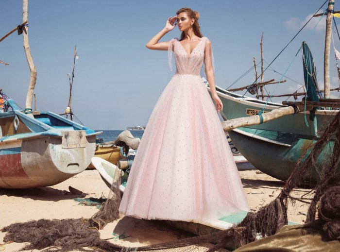 Свадебное платье розового оттенка
