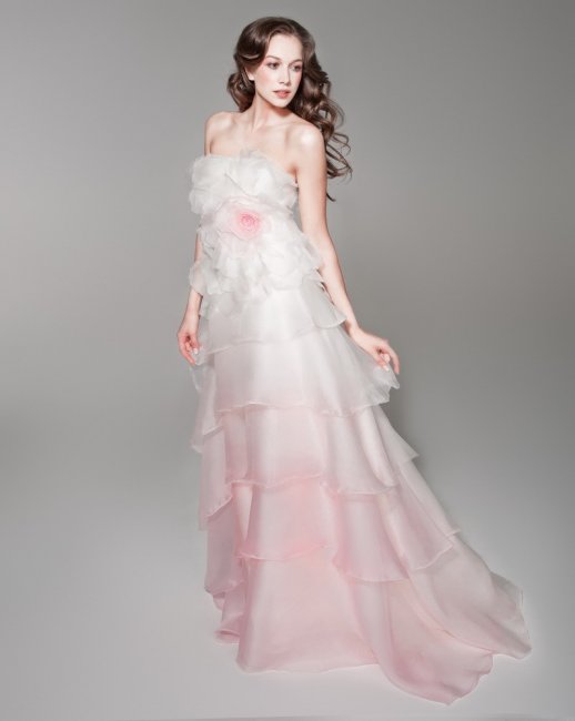 Платье невесты с розовым оттенком