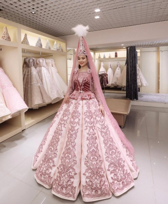 Цветное свадебное платье у казахов