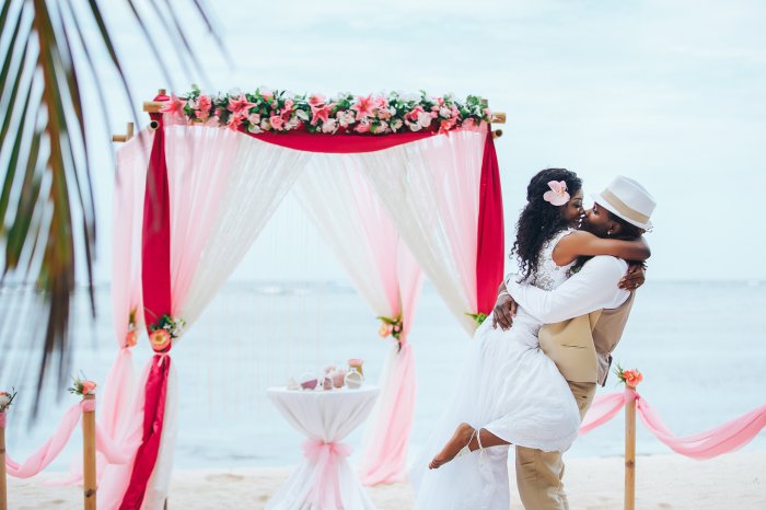 Свадебная арка на пляже из цветов