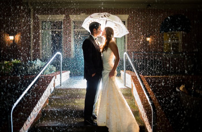 Свадебное фото под дождем