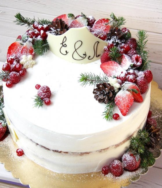 Зимний ягодный свадебный торт