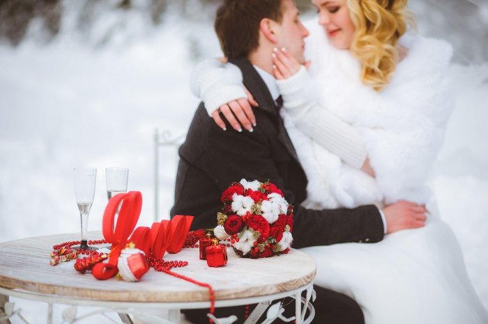 Зимняя фотосессия ягодной свадьбы, образ невесты