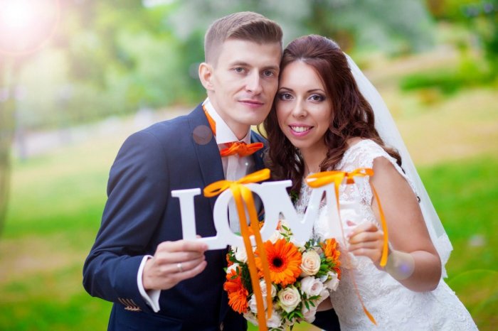 Оранжевый цвет в оформлении свадьбы