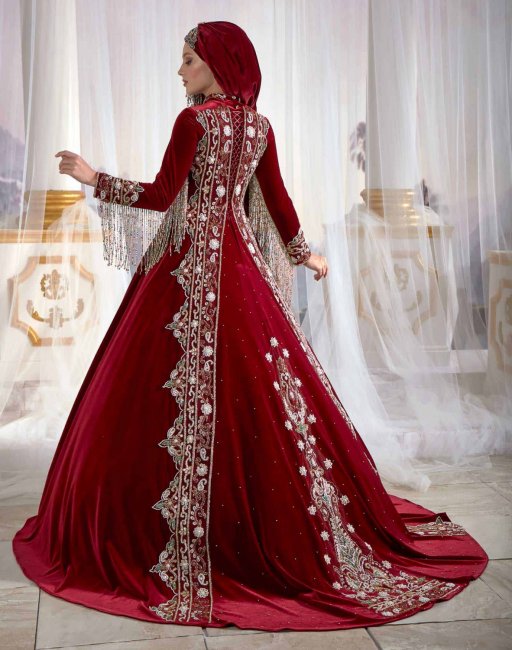 Свадебное платье красного цвета