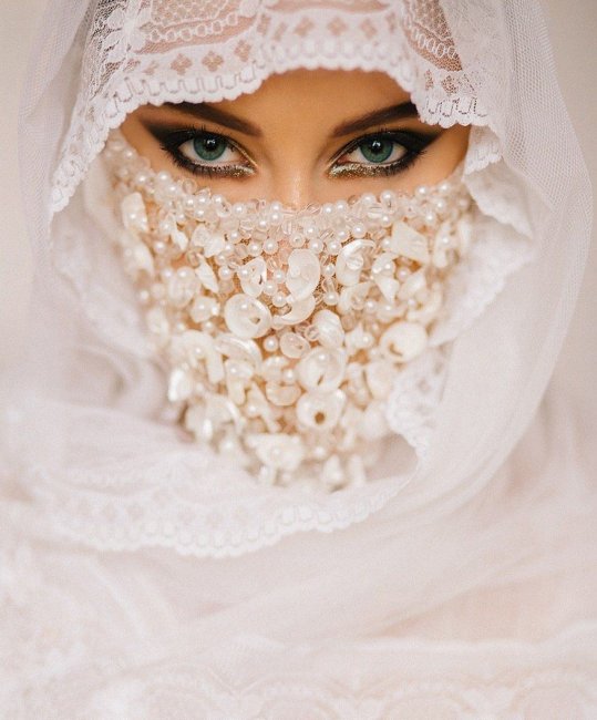 Яркий акцент на глаза в образе мусульманской невесты
