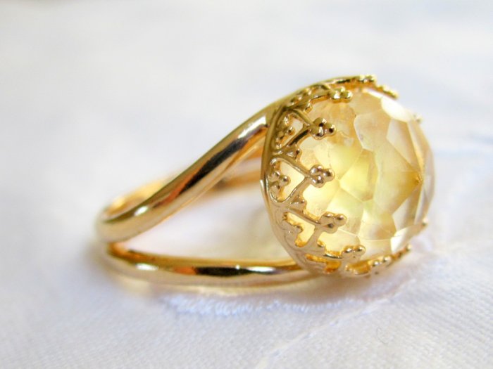 Кольцо из золота с желтым камнем
