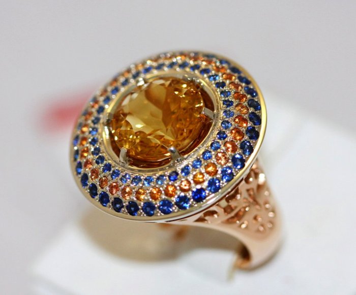 Золотое кольцо с цитрином и мелкими камнями