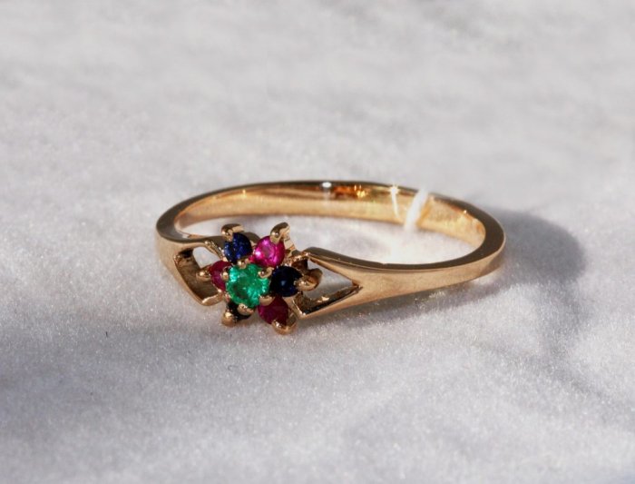 Золотое кольцо с разноцветными камнями