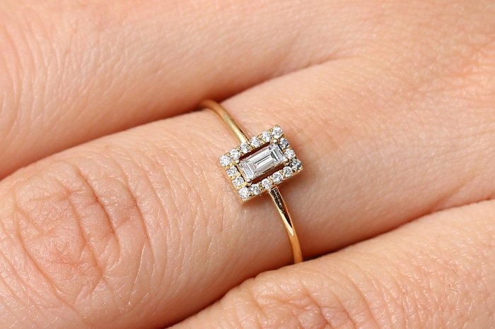 Золотое кольцо с прямоугольным бриллиантом