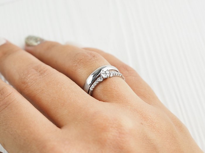 Обручальное кольцо над помолвочным