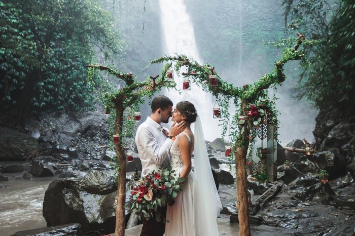 Свадебная церемония у водопада