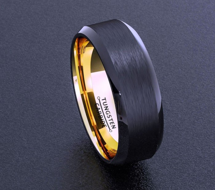 Стильное кольцо из черного золота