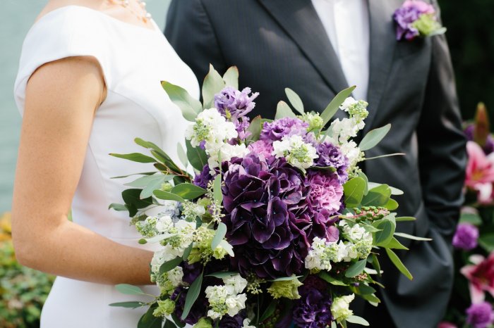 Фиолетовый свадебный букет