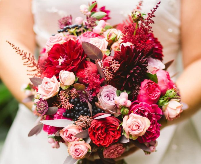 Букет невесты с бордовыми цветами