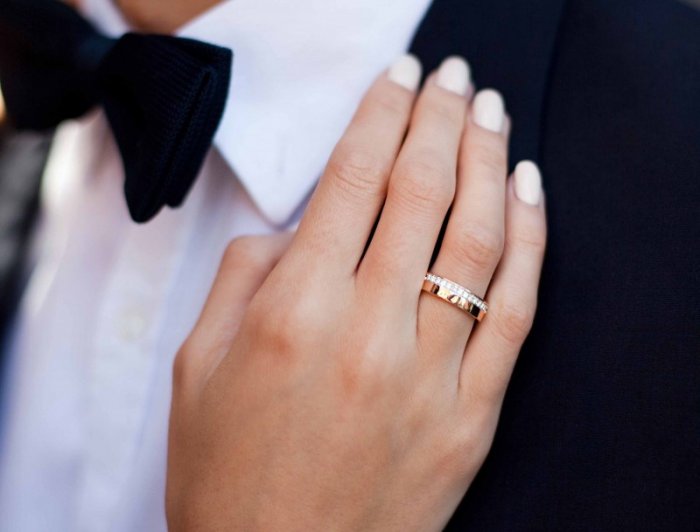 Обручальное кольцо из золота с розовым оттенком