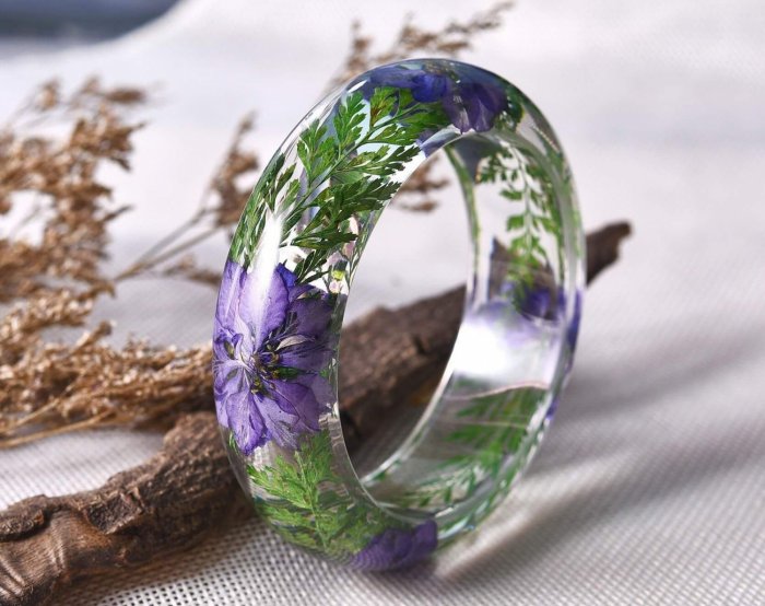 Необычное кольцо из стекла