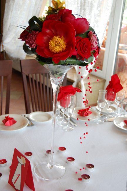 Красные цветы в свадебном декоре