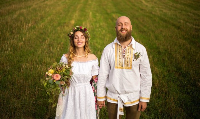 Бусы на невесте в русском стиле