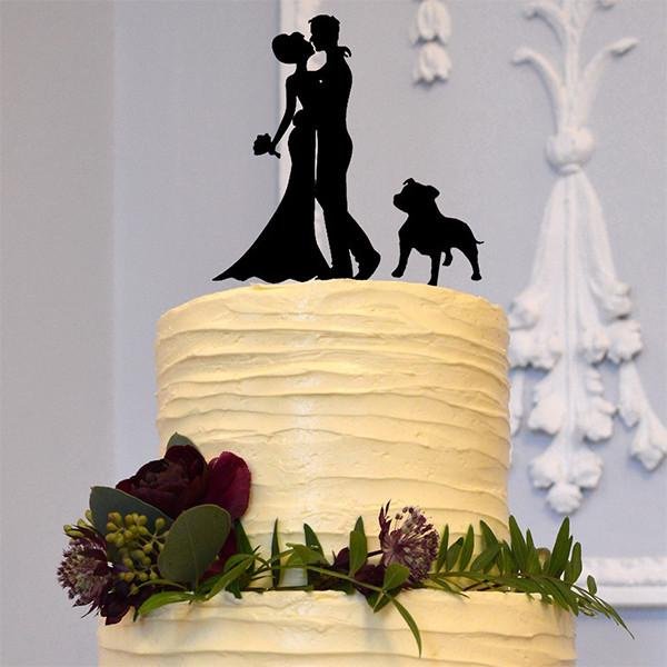Свадебный торт с фигуркажи молодоженов и питомца
