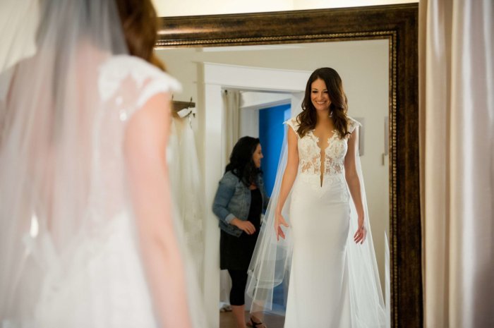 Нельзя невесте смотреться в зеркало в полном образе