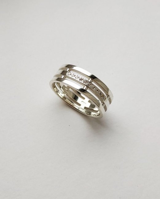 Женское обручальное кольцо с фианитами