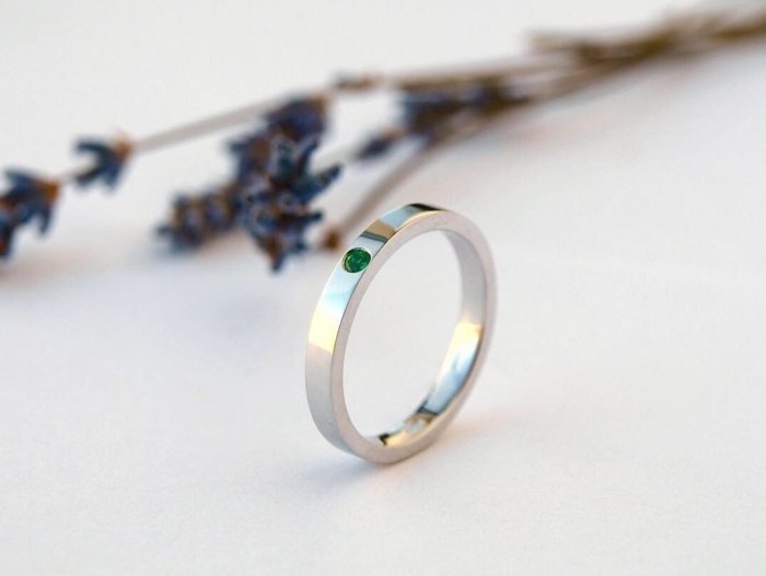 Женское обручальное кольцо с небольшим топазом