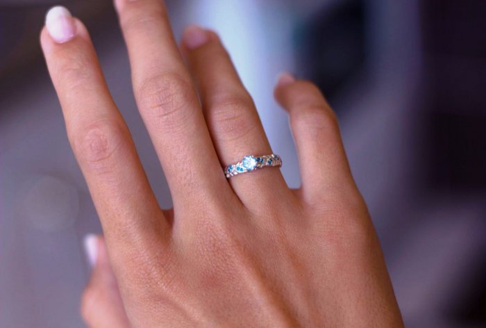 Обручальное кольцо, усыпанное голубыми топазами