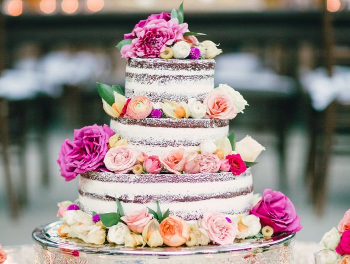 Торт на свадьбу украшенный цветами