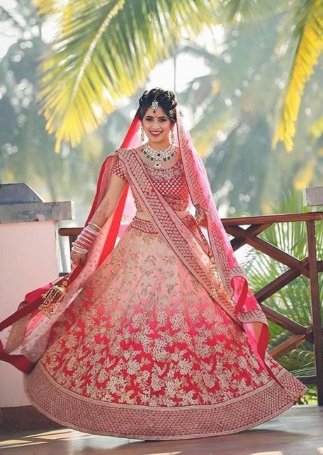 Индийская невеста в традиционном свадебном платье