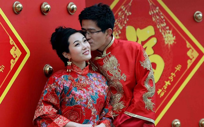 Китайский свадебный наряж жениха и невесты