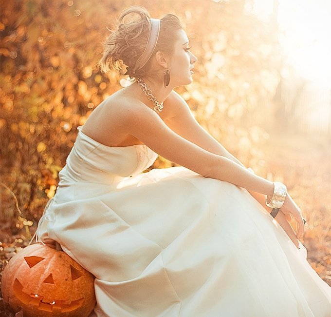 Хэллоуин на оранжевой свадебной фотосессии