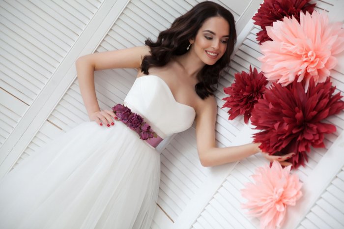 Свадебное платье с контрастным поясом и декором из цветов
