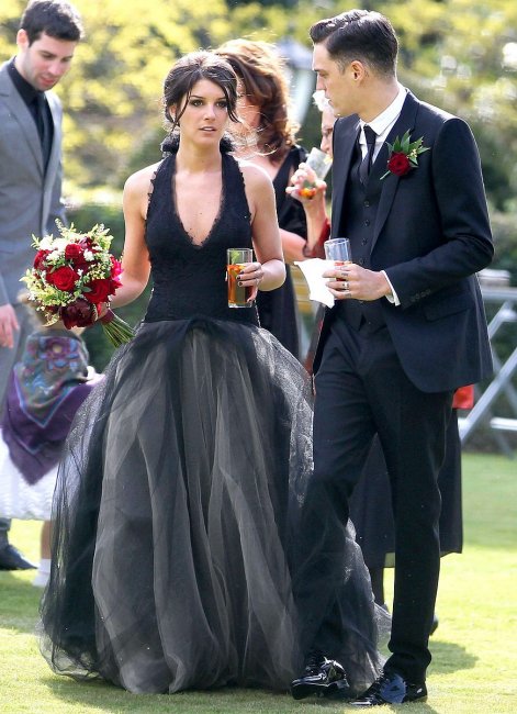 Шенэй Граймс в черном свадебном платье