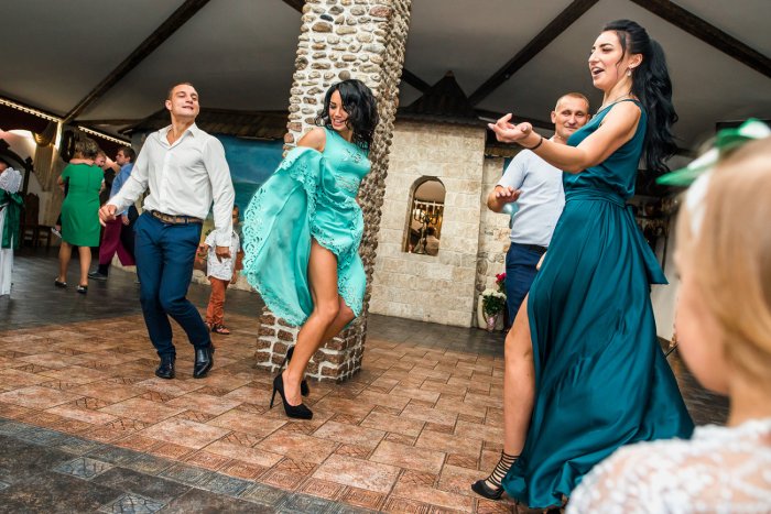 Подружка невесты танцует