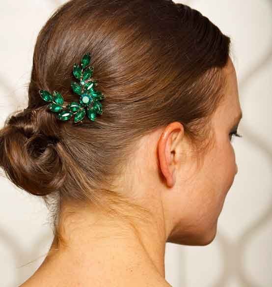 Зеленое украшение для прически невесты