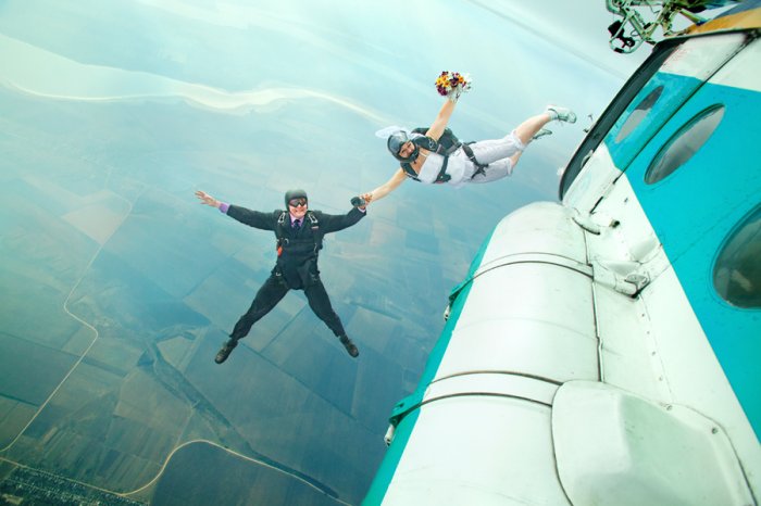 Свадьба в прыжке с парашютом