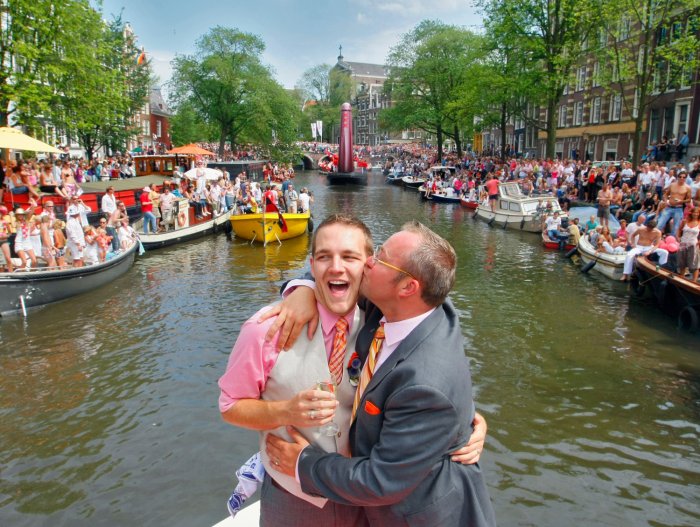 В Нидерландах с 2001 года разрешили однополые браки