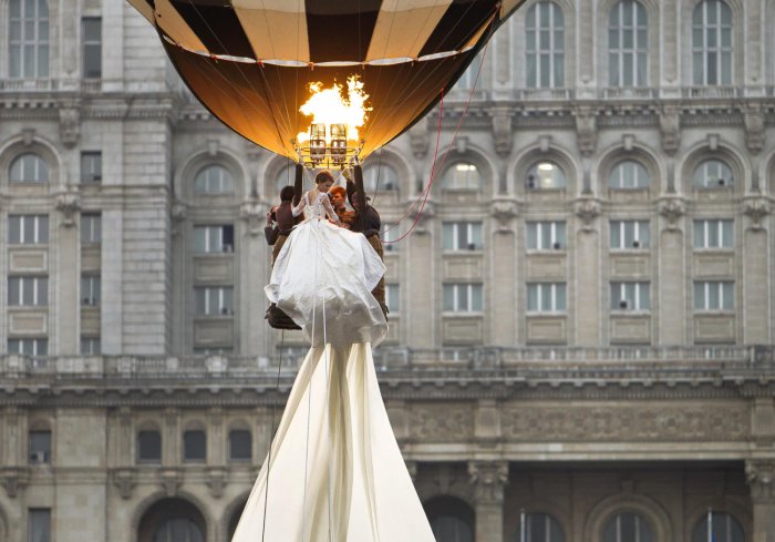 Показ в Румынии на воздушном шаре самого длинного  платья в мире