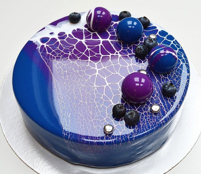 Фиолетовый муссовый зеркальный торт